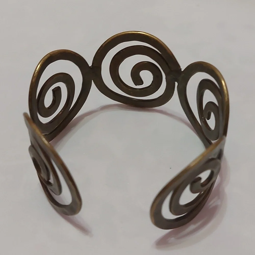 Vintage Minoan Swirls Hammered Brass Cuff Bracelet - Picture 6 of 9